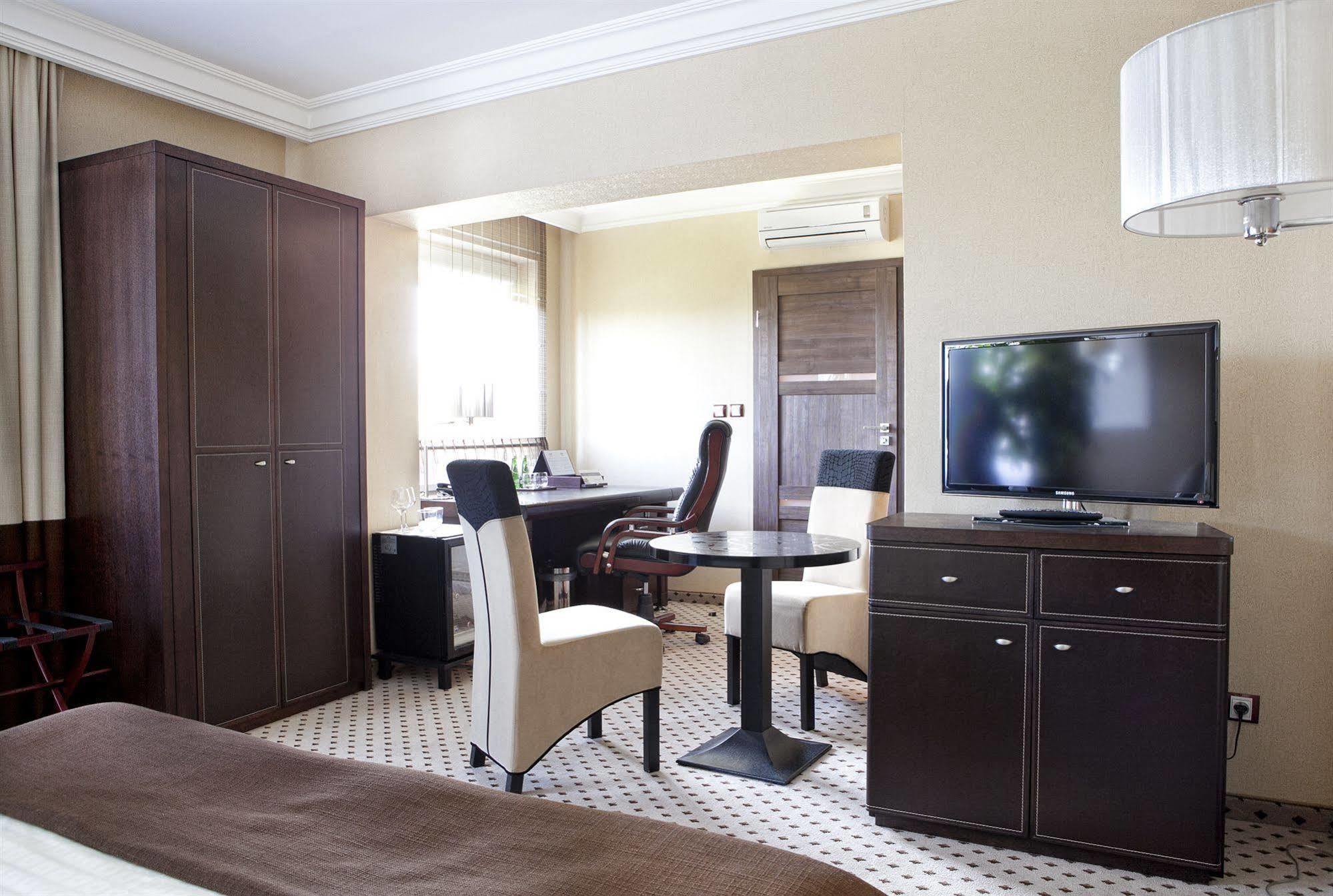 M Hotel Sosnowiec Bagian luar foto